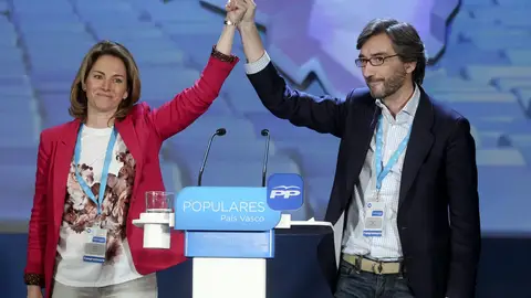 Arantza Quiroga junto a Iñaki Oyarzabal, en el Congreso del PP vasco Arantza Quiroga junto a Iñaki Oyarzabal, en el Congreso del PP vasco