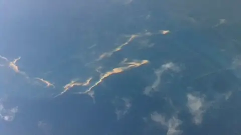 Manchas de aceite en el agua Manchas de aceite en el agua