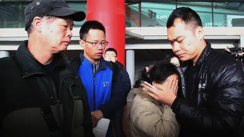 Familiares de los pasajeros del avión desaparecido Familiares de los pasajeros del avión desaparecido