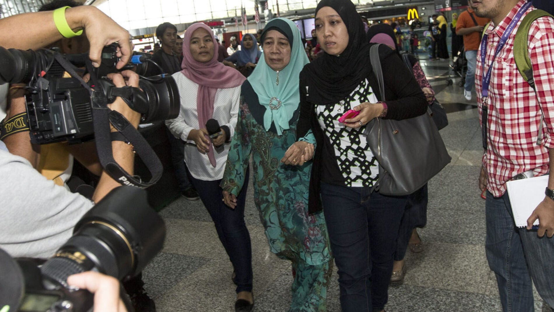 Familiares de los pasajeros del avi&oacute;n siniestrado