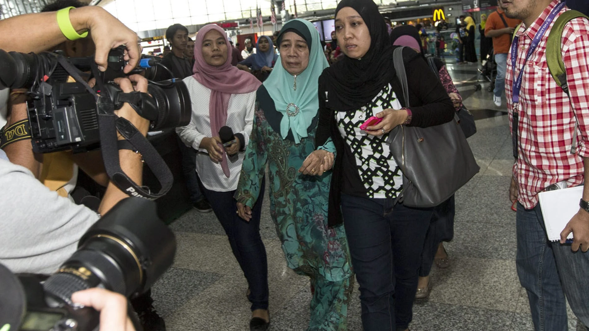 Familiares de los pasajeros del avión siniestrado Familiares de los pasajeros del avión siniestrado