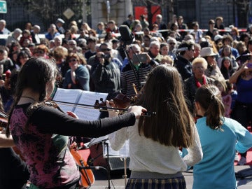 Niñas tocan música clásica en el acto 'Todos por la cultura'