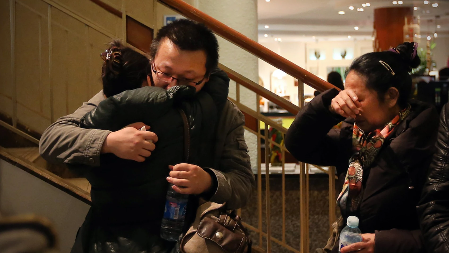 Familiares de los pasajeros lloran ante la incertidumbre Familiares de los pasajeros lloran ante la incertidumbre