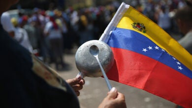 Maduro dice que la violencia se extingue, mientras siguen las protestas por la falta de comida