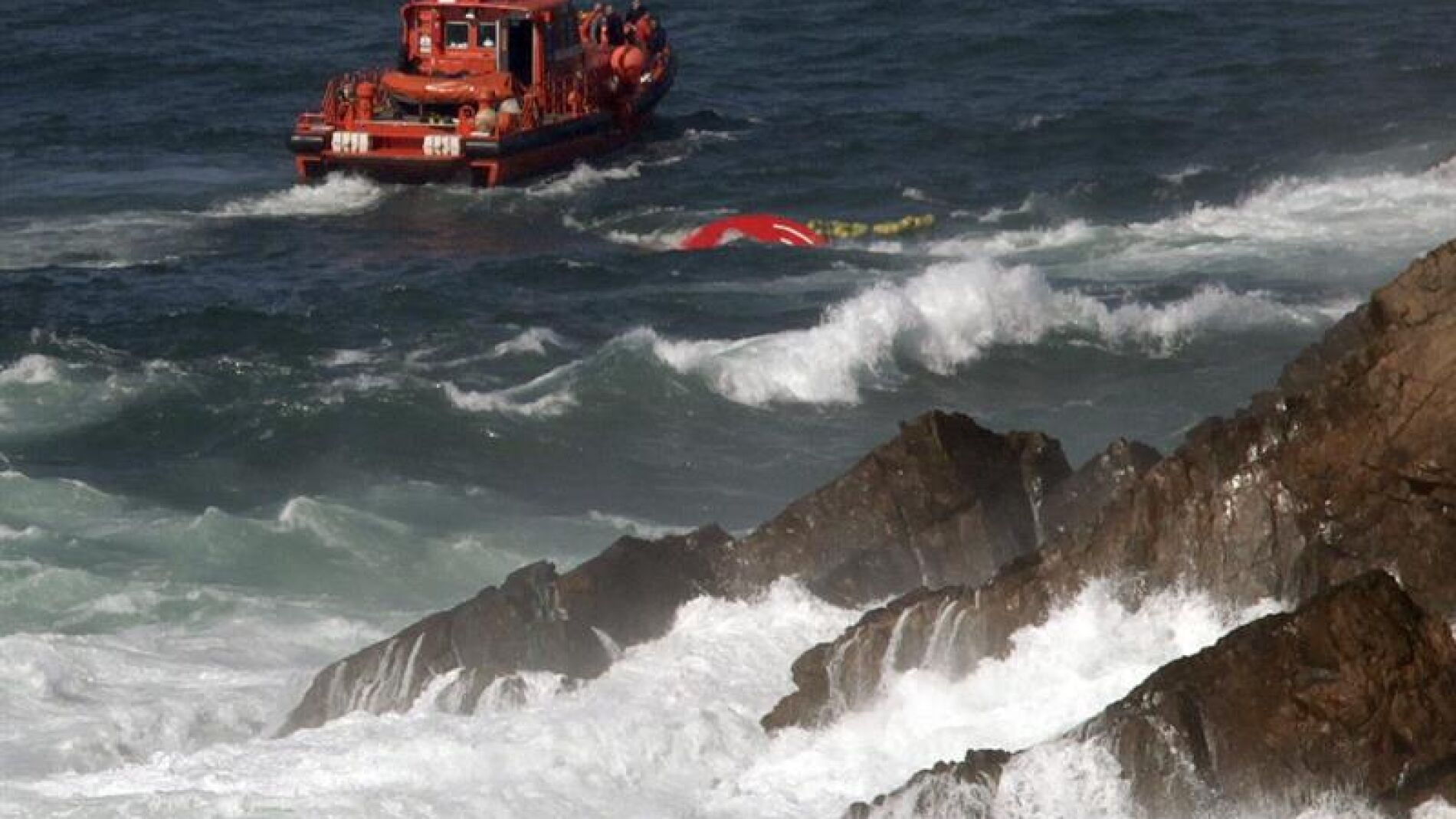  Labores de b&uacute;squeda del pesquero gallego con bandera portuguesa