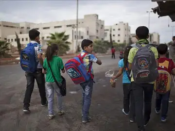 Niños sirios se dirigen hacia su escuela en la ciudad de Alepo Niños sirios se dirigen hacia su escuela en la ciudad de Alepo