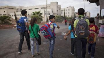 Niños sirios se dirigen hacia su escuela en la ciudad de Alepo