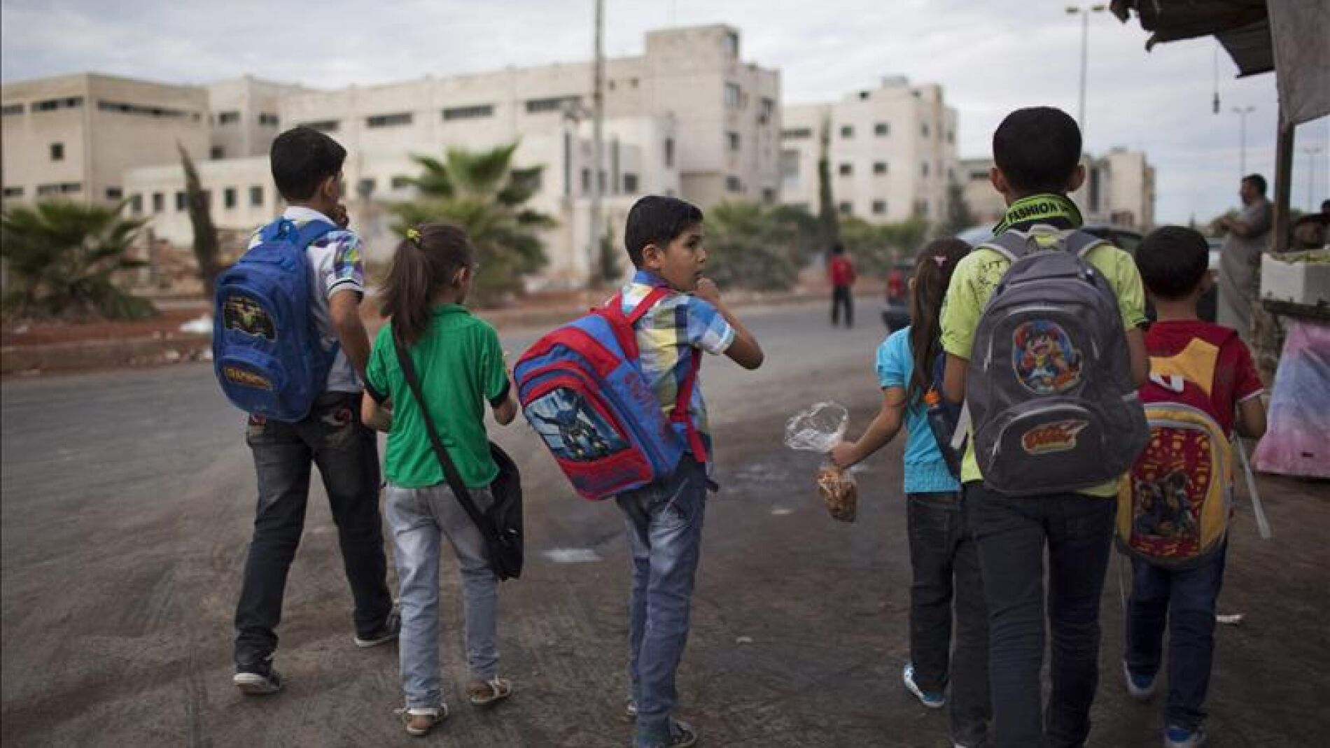 Ni&ntilde;os sirios se dirigen hacia su escuela en la ciudad de Alepo
