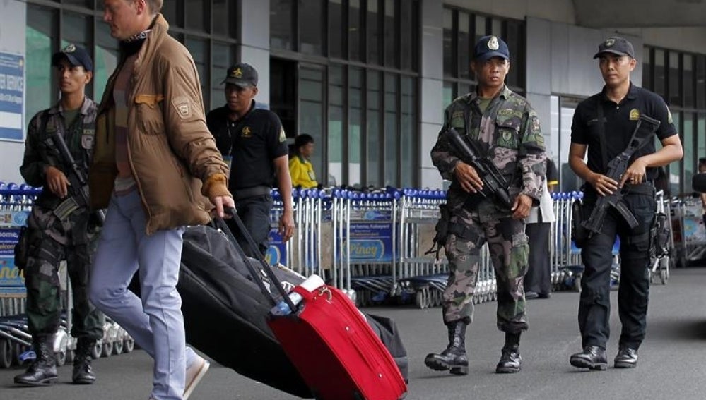 Unidades antiterroristas en el aeropuerto de Malasia.