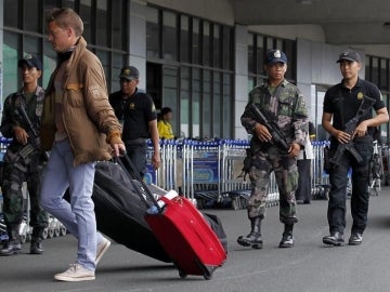 Unidades antiterroristas en el aeropuerto de Malasia.