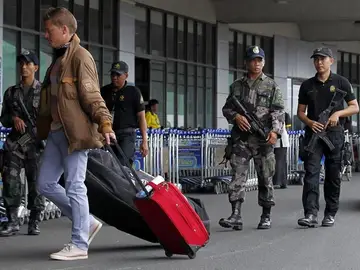 Unidades antiterroristas en el aeropuerto de Malasia. Unidades antiterroristas en el aeropuerto de Malasia.
