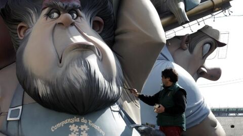 Un artista fallero da los &uacute;ltimos detalles al monumento