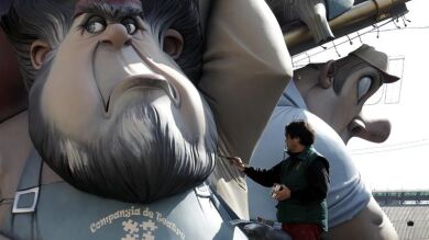 Los artistas falleros ultiman los monumentos a unos días para que empiecen las fiestas