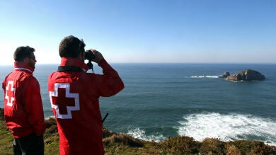 Los buzos realizan tres inmersiones pero no logran acercarse al barco hundido en Asturias