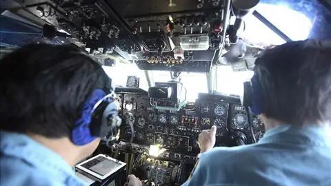 Oficiales de las fuerzas armadas de Vietnam buscan el avión malasio. Oficiales de las fuerzas armadas de Vietnam buscan el avión malasio.