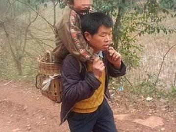 Yu Xukang ha creado una cesta para lleva a su hijo Yu Xukang ha creado una cesta para lleva a su hijo