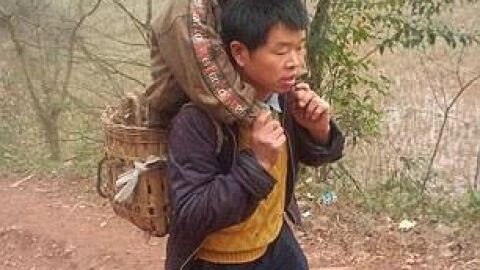 Yu Xukang ha creado una cesta para lleva a su hijo