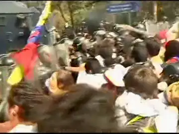 Violencia y muertos al cumplirse un mes de protestas en Venezuela Violencia y muertos al cumplirse un mes de protestas en Venezuela