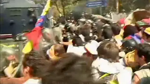 Violencia y muertos al cumplirse un mes de protestas en Venezuela Violencia y muertos al cumplirse un mes de protestas en Venezuela