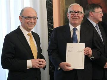  El presidente del comité de expertos para la reforma fiscal, Manuel Lagares, junto al ministro de Hacienda, Cristóbal Montoro