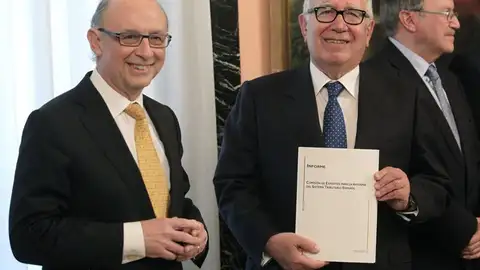 El presidente del comité de expertos para la reforma fiscal, Manuel Lagares, junto al ministro de Hacienda, Cristóbal Montoro El presidente del comité de expertos para la reforma fiscal, Manuel Lagares, junto al ministro de Hacienda, Cristóbal Montoro
