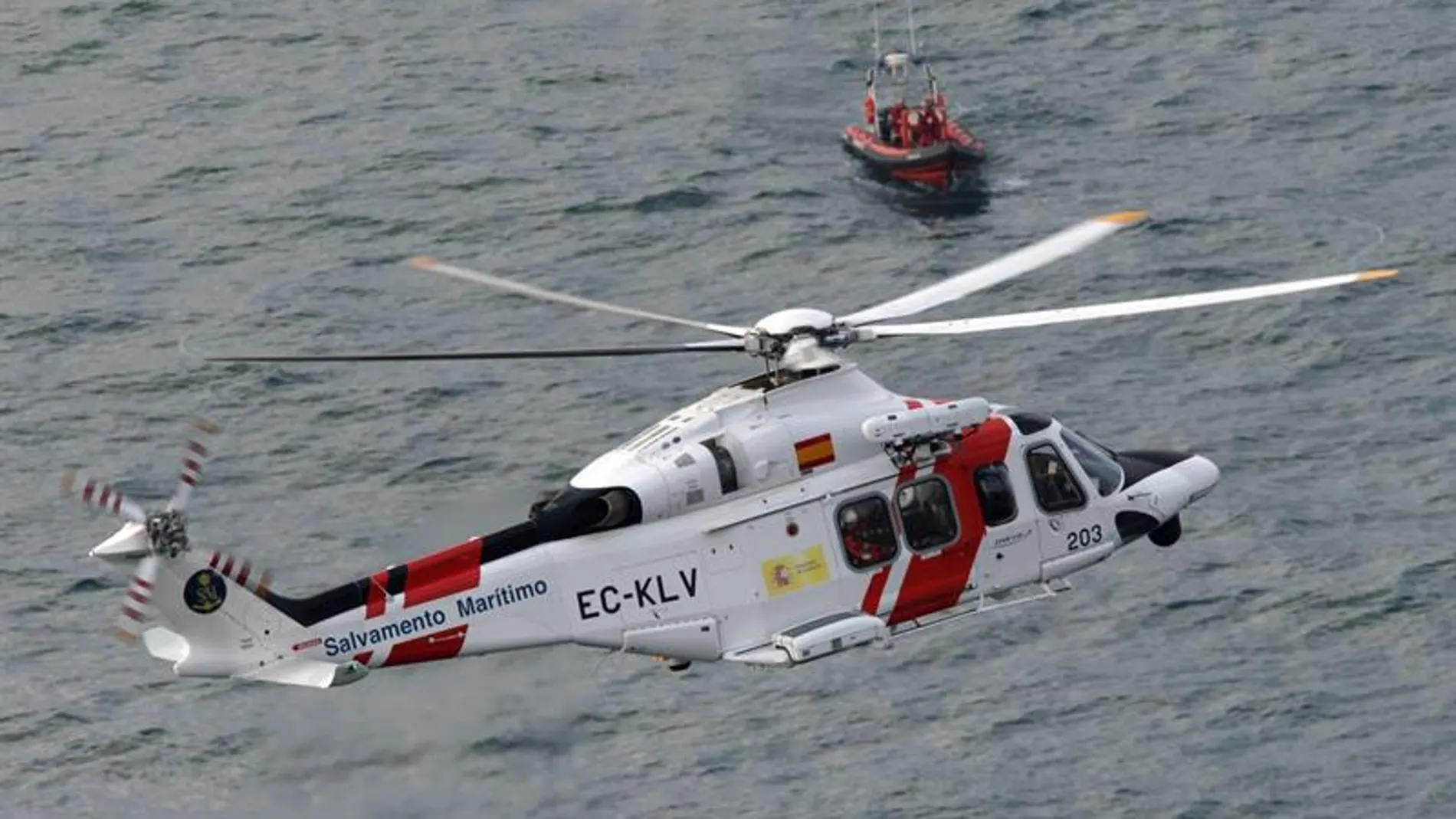Un helicóptero de Salvamento Marítimo y una embarcación durante las labores de búsqueda