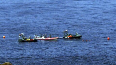 Los buzos de la Guardia Civil, tras encontrar el cuerpo sin vida de un tripulante