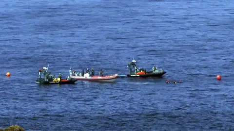 Los buzos de la Guardia Civil, tras encontrar el cuerpo sin vida de un tripulante Los buzos de la Guardia Civil, tras encontrar el cuerpo sin vida de un tripulante