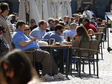 Soleada mañana en una terraza Soleada mañana en una terraza