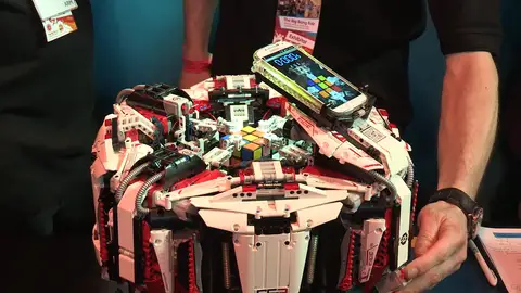 Un robot de LEGO nuevo récord Guinness al completar un cubo de Rubik en 3.253 segundos Un robot de LEGO nuevo récord Guinness al completar un cubo de Rubik en 3.253 segundos