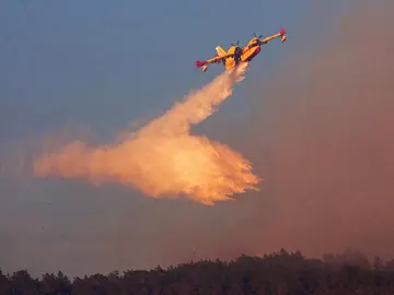 Un avión colabora en los trabajos de Girona Un avión colabora en los trabajos de Girona