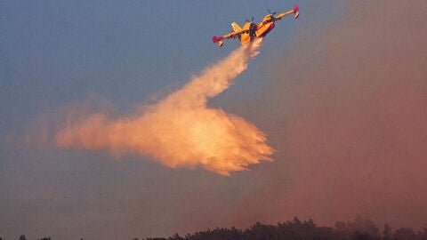 Un avi&oacute;n colabora en los trabajos de Girona
