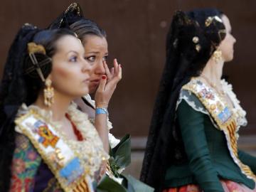 Una fallera emocionada en el primer día de la Ofrenda floral a la Virgen de los Desamparados, patrona de Valencia