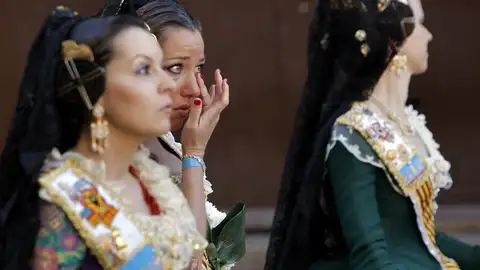 Una fallera emocionada en el primer día de la Ofrenda floral a la Virgen de los Desamparados, patrona de Valencia Una fallera emocionada en el primer día de la Ofrenda floral a la Virgen de los Desamparados, patrona de Valencia
