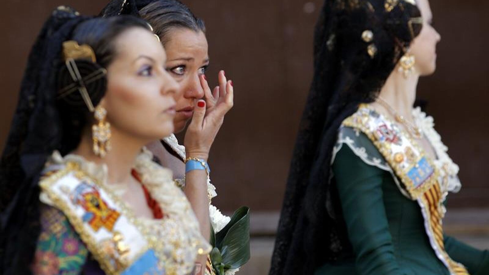 Emoción y flores de las falleras en honor a su Virgen