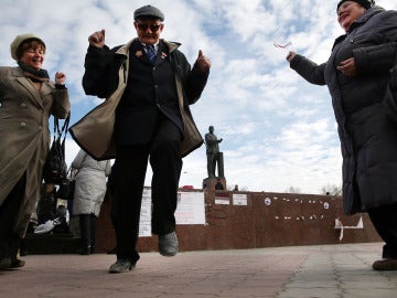 Dos personas afines a Moscú bailan en la plaza de Lenin