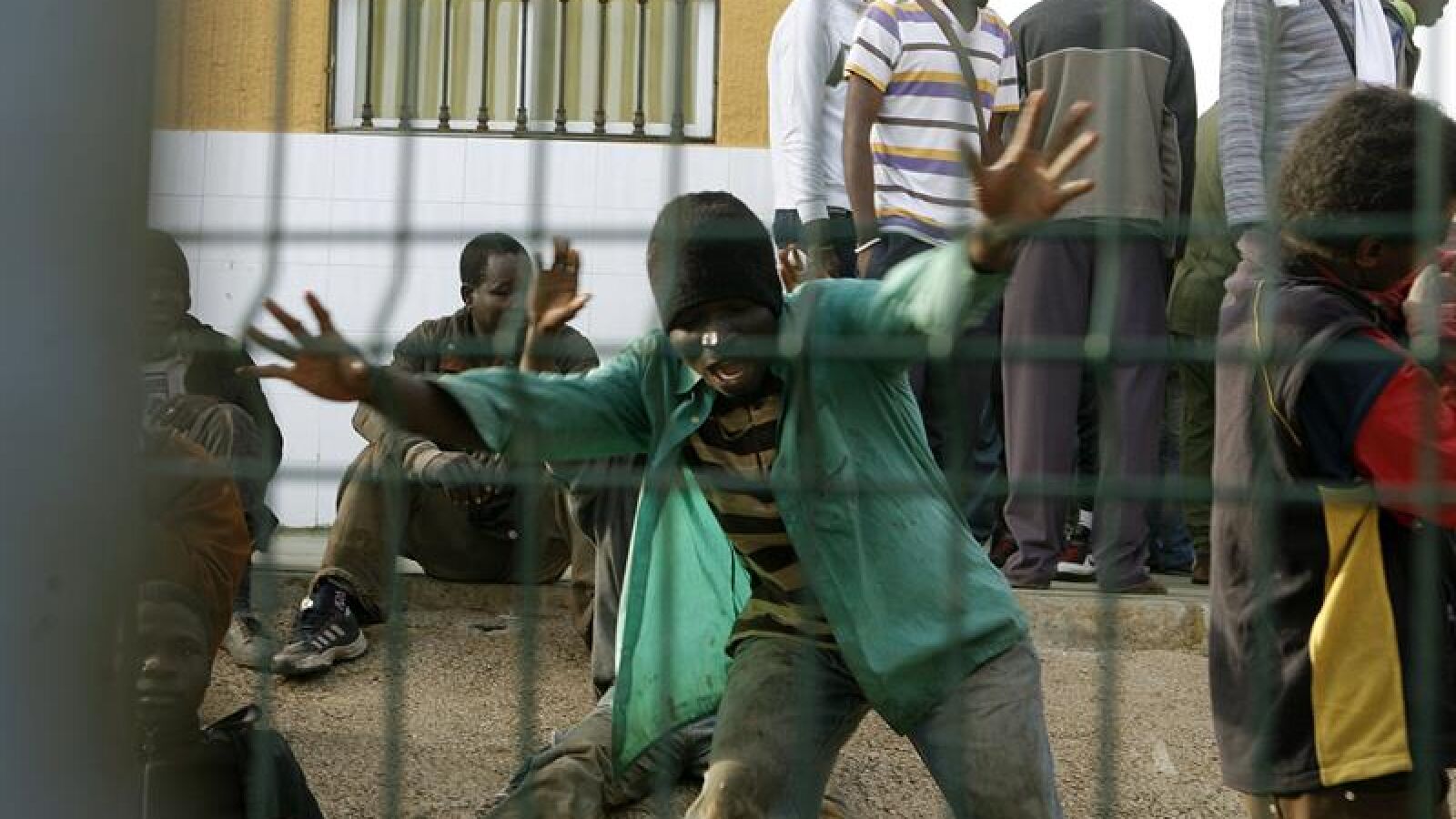 Unos 500 inmigrantes entran en Melilla en un nuevo asalto a la valla