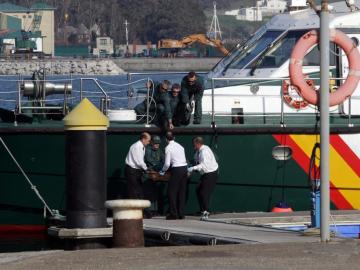 Llegada al puerto de San Juan de Nieva de uno de los cuerpos de los marineros