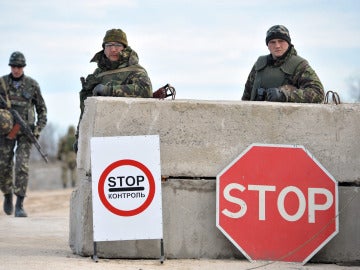 Soldados ucranianos en la frontera de Crimea