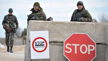 Soldados ucranianos en la frontera de Crimea