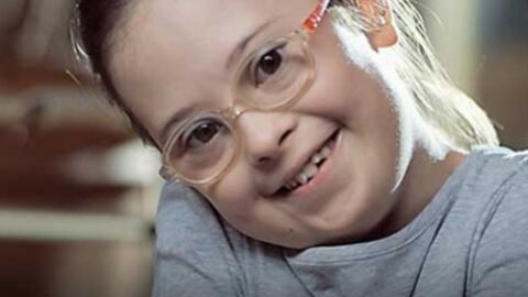 Una de las ni&ntilde;as protagonistas del v&iacute;deo DearFutureMom