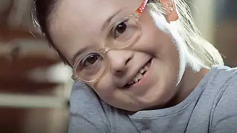 Una de las niñas protagonistas del vídeo DearFutureMom Una de las niñas protagonistas del vídeo DearFutureMom