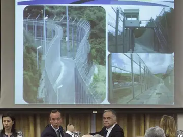 El secretario de Estado de Seguridad, Francisco Martínez, junto al presidente de la Comisión de Interior del Congreso, Esteban González Pons El secretario de Estado de Seguridad, Francisco Martínez, junto al presidente de la Comisión de Interior del Congreso, Esteban González Pons