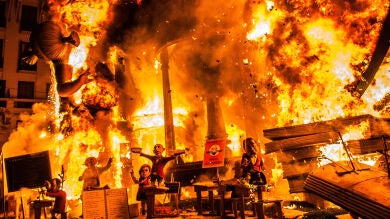La 'cremá' de 700 monumentos cierra hoy las Fallas tras una noche de fuegos artificiales