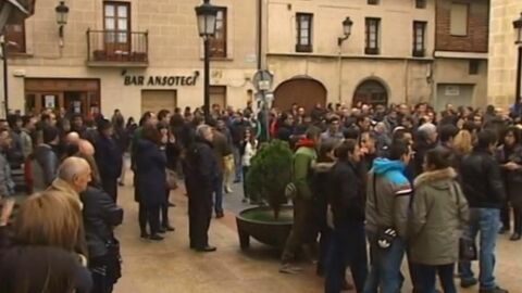 Concentraci&oacute;n en Trevi&ntilde;o por la muerte de una menor