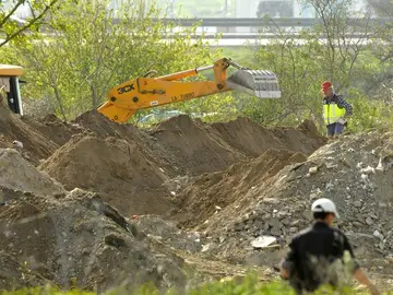 Trabajos de rastreo en una escombrera situada entre los términos municipales de Sevilla y Camas Trabajos de rastreo en una escombrera situada entre los términos municipales de Sevilla y Camas