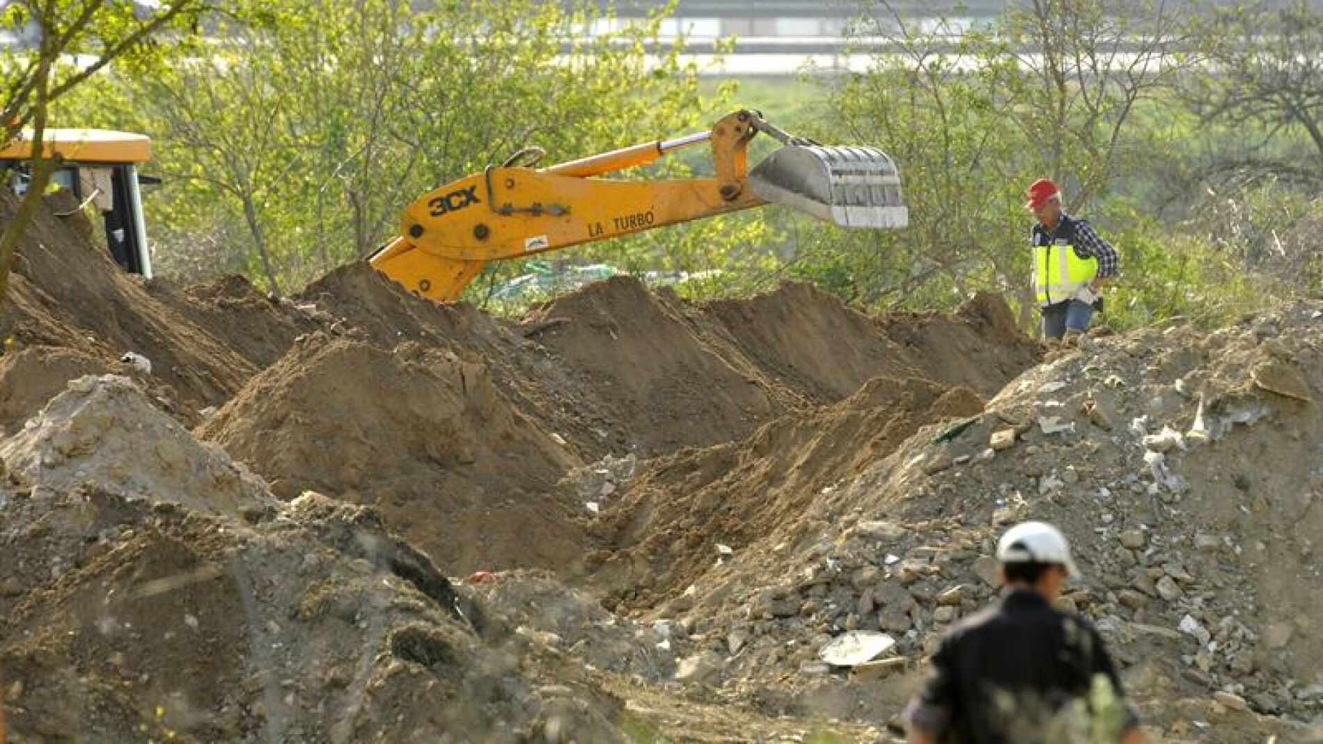 Trabajos de rastreo en una escombrera situada entre los t&eacute;rminos municipales de Sevilla y Camas