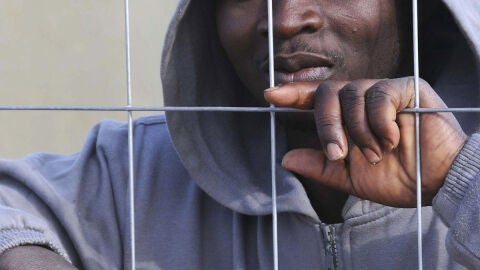 Un inmigrante en el CETI de Melilla 