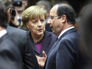 Merkel conversa con Hollande en Bruselas