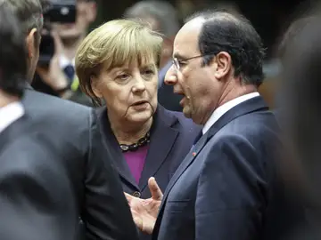 Merkel conversa con Hollande en Bruselas Merkel conversa con Hollande en Bruselas